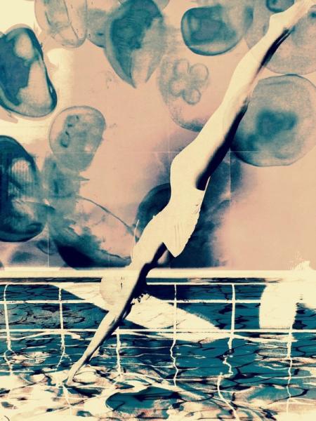 Manfred Vogelsänger abstrakte Fotografie Frau mit Schwimmhaube springt ins Schwimmbecken mit Quallen im Himmel 