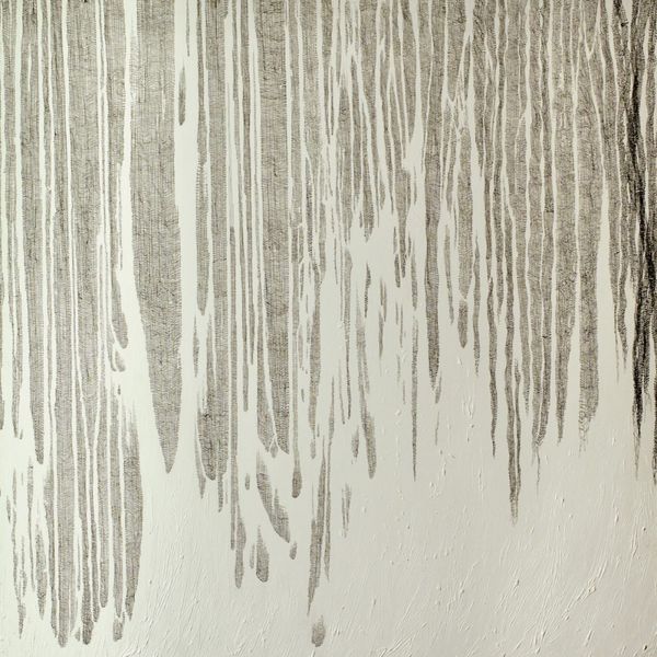 Maria Pia Pascoli pintura abstracta minimalista gris formas alargadas gotas con fondo blanco