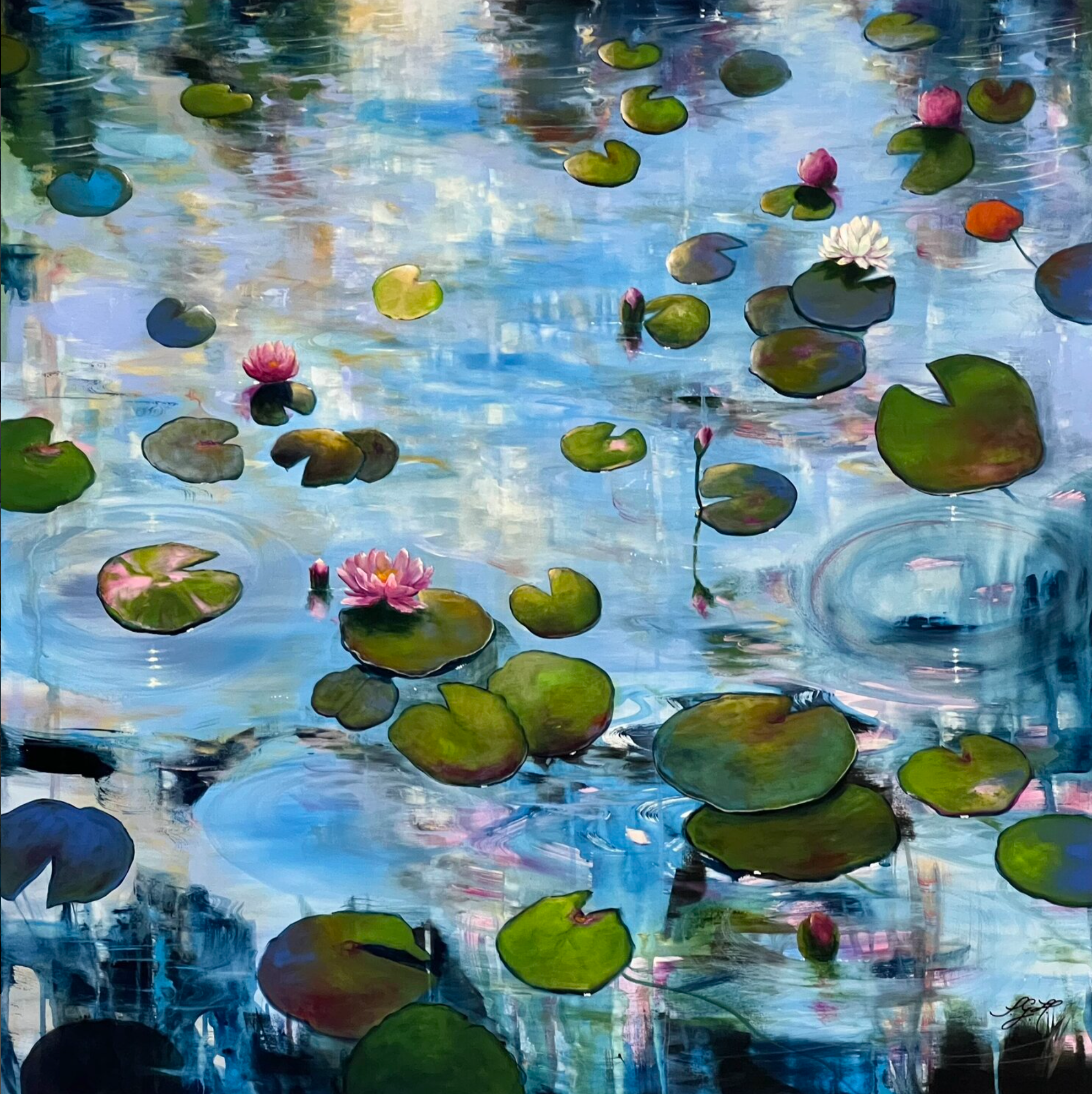 Il dipinto colorato "Always Waterlilies 4" di Sandra Gebhardt-Hoepfner mostra delle ninfee che galleggiano sull'acqua in leggero movimento sotto il sole. La luce si riflette pacificamente e danzando sulla superficie dell'acqua e in alcuni punti luccica.