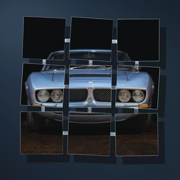 Michael Haegele Fotografie neun quadratisch angeordnete Spiegel mit blauem Sportauto auf blauem Hintergrund