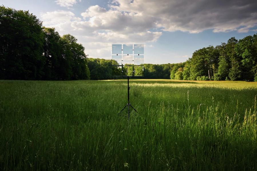 Michael Haegele Fotografía paisaje de prados verdes con cielo azul y nubes y nueve espejos dispuestos sobre trípode