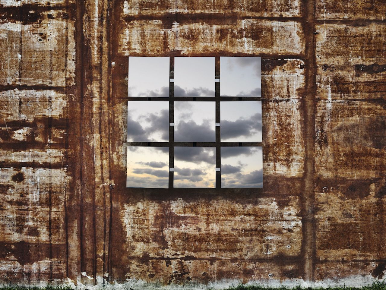 Michael Haegele fotografie 9 quadratisch angeordneten spiegel mit Wolken Reflektion auf braunem Hintergrund