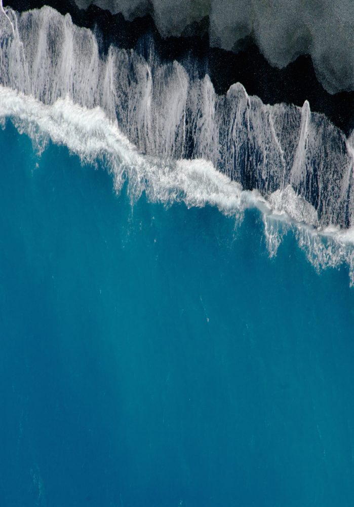 Manfred Vogelsänger fotografia astratta onde d'acqua in movimento sfocate su spiaggia nera