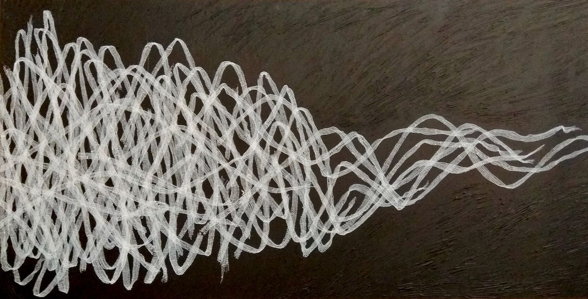 Maria Pia Pascoli dipinge fili di riccioli bianchi su sfondo nero