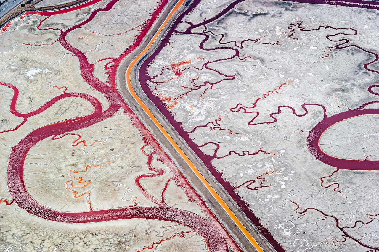 Joe Willems flux géométrique abstrait vue aérienne veines rouges Bay Salt Flats à San Francisco