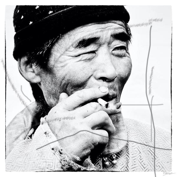 Ute Bruno digitale Malerei schwarzweiß Portrait asiatischer Mann mit Zigarette und Mütze