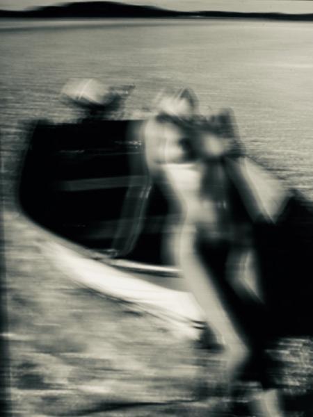 Manfred Vogelsaenger analoge Fotografie nackte Frau am Boot im Meer