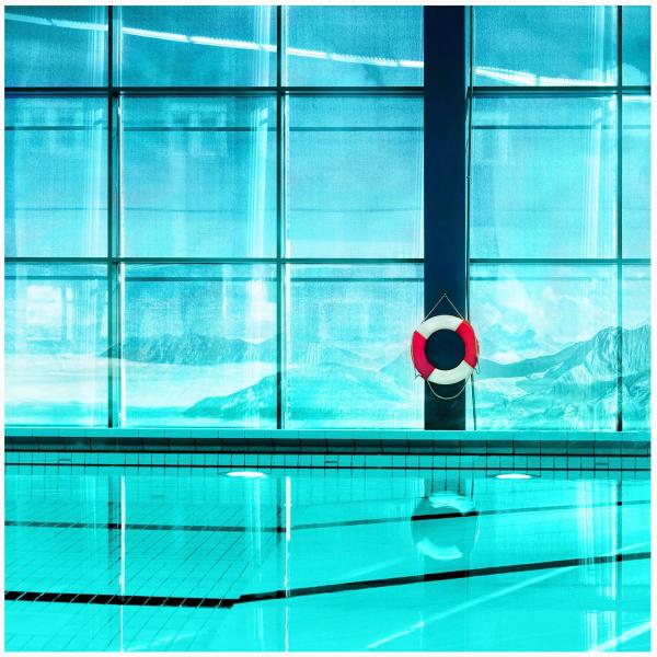 Martina Chardin abstrakte Fotografie türkiser Pool Spiegelung an der Wand mit Rettungsring