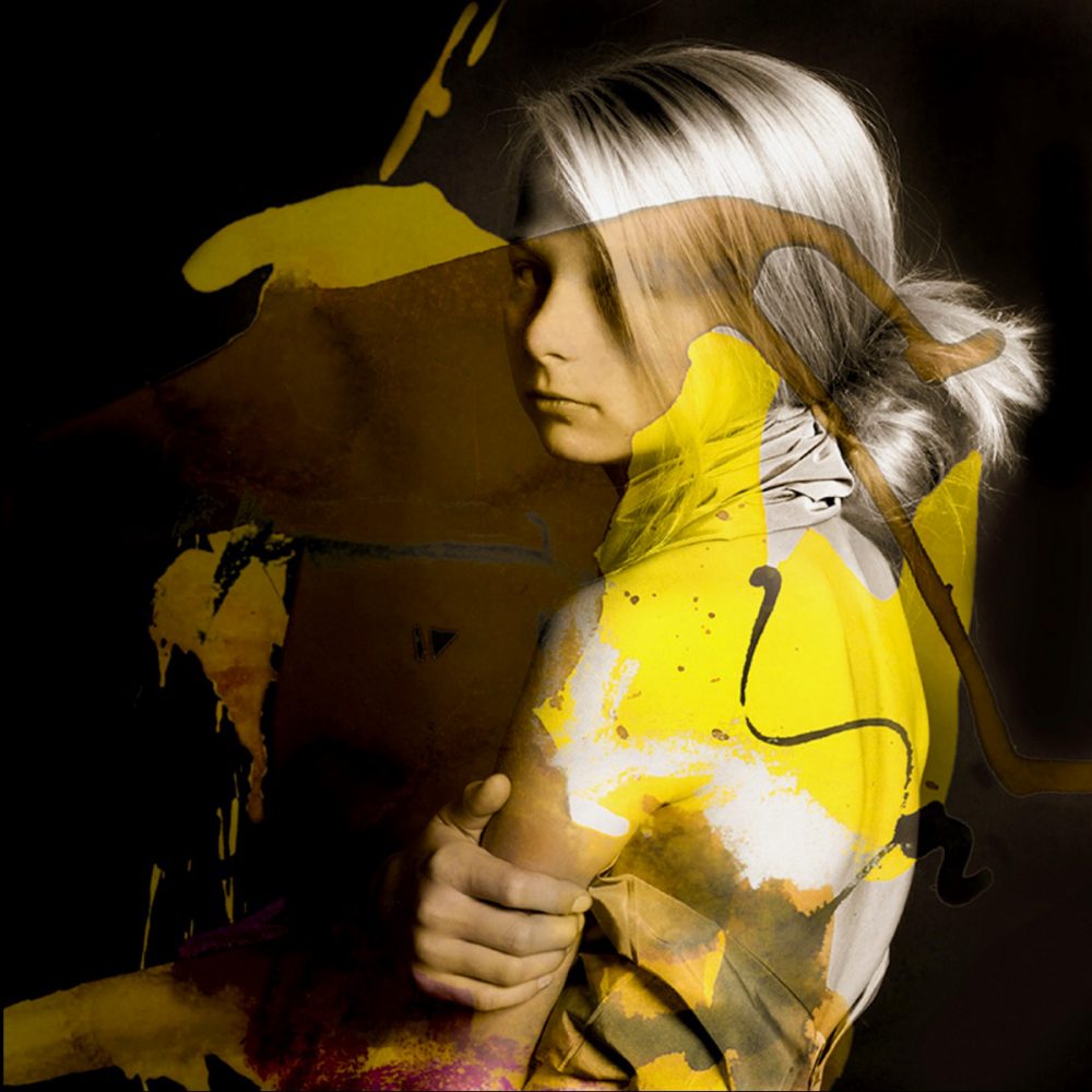 Martina Chardin photographie abstraite jeune fille blonde avec regard à l'épaule et superposition de jaune