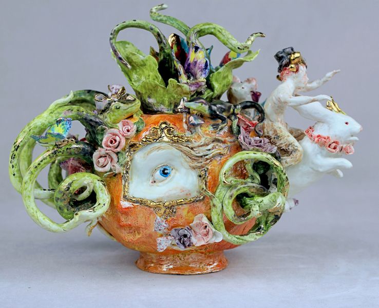 Cecilia Coppola Teiera in ceramica Zucca con occhio e decorazione vegetale verde e coniglietto