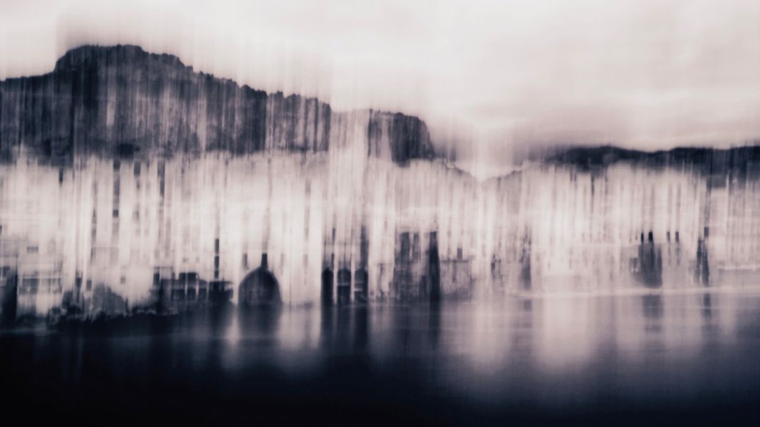 Manfred Vogelsänger abstrakte schwarzweiß Fotografie verwischte Landschaft Stadt am Fluss mit Berg im Hintergrund