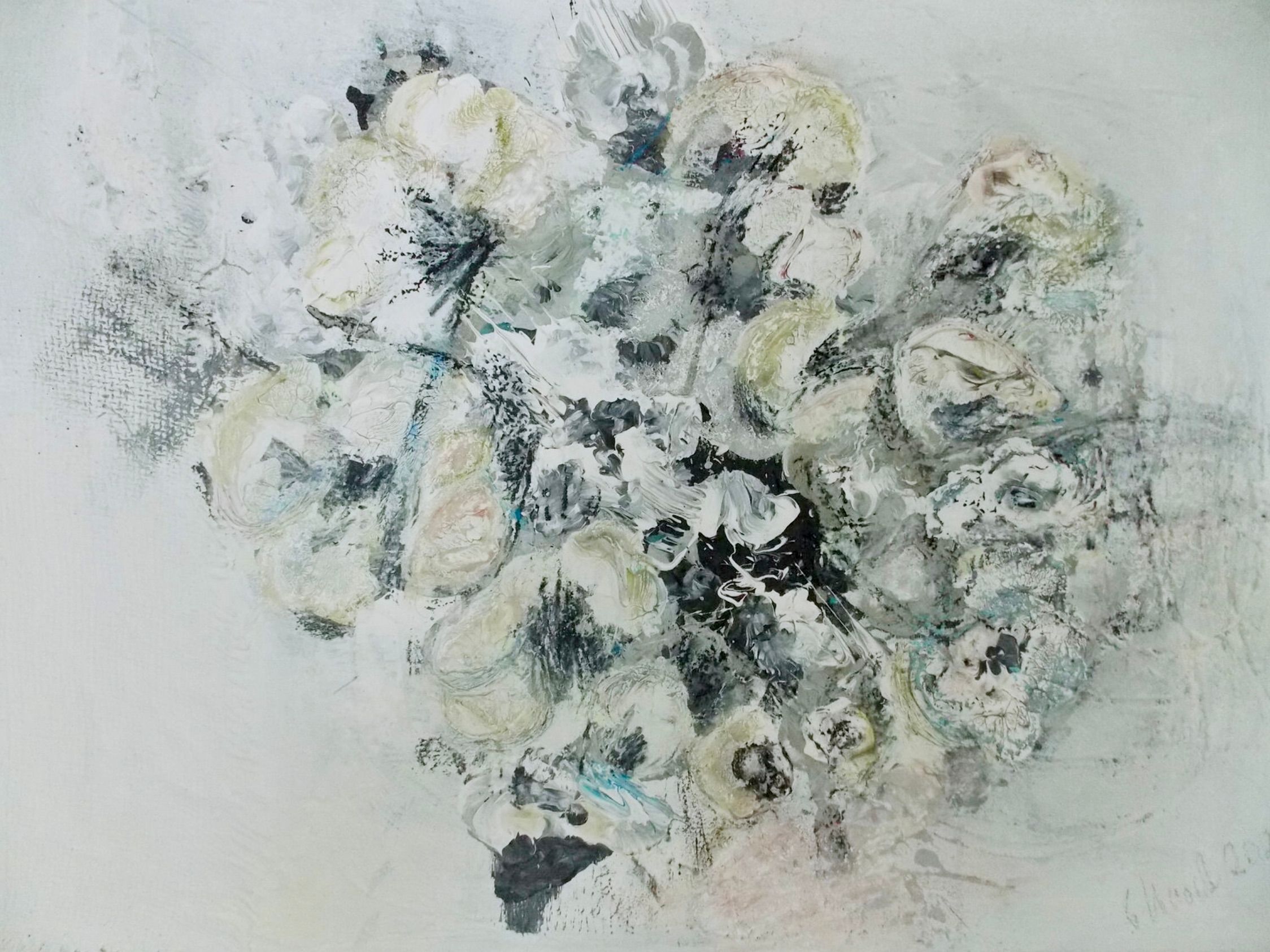 Dans "Im Rausch der Blumen 2" (L'ivresse des fleurs 2) de Christa Haack, la peinture florale expressionniste abstraite est dominée par les couleurs blanc, beige, vert et noir.