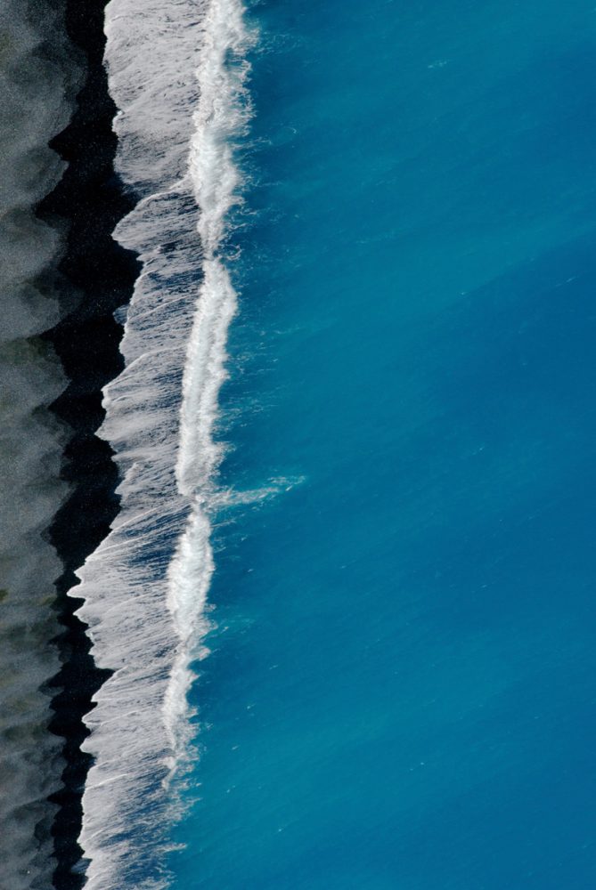 Manfred Vogelsänger abstrakte Fotografie Wasser Wellen  in Bewegungsunschärfe am schwarzen Strand
