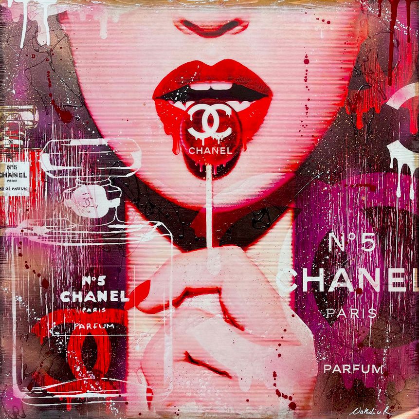 Ritratto fotografico di Nathali von Kretschmann Bocca rossa con lecca-lecca rosso e logo Chanel No5