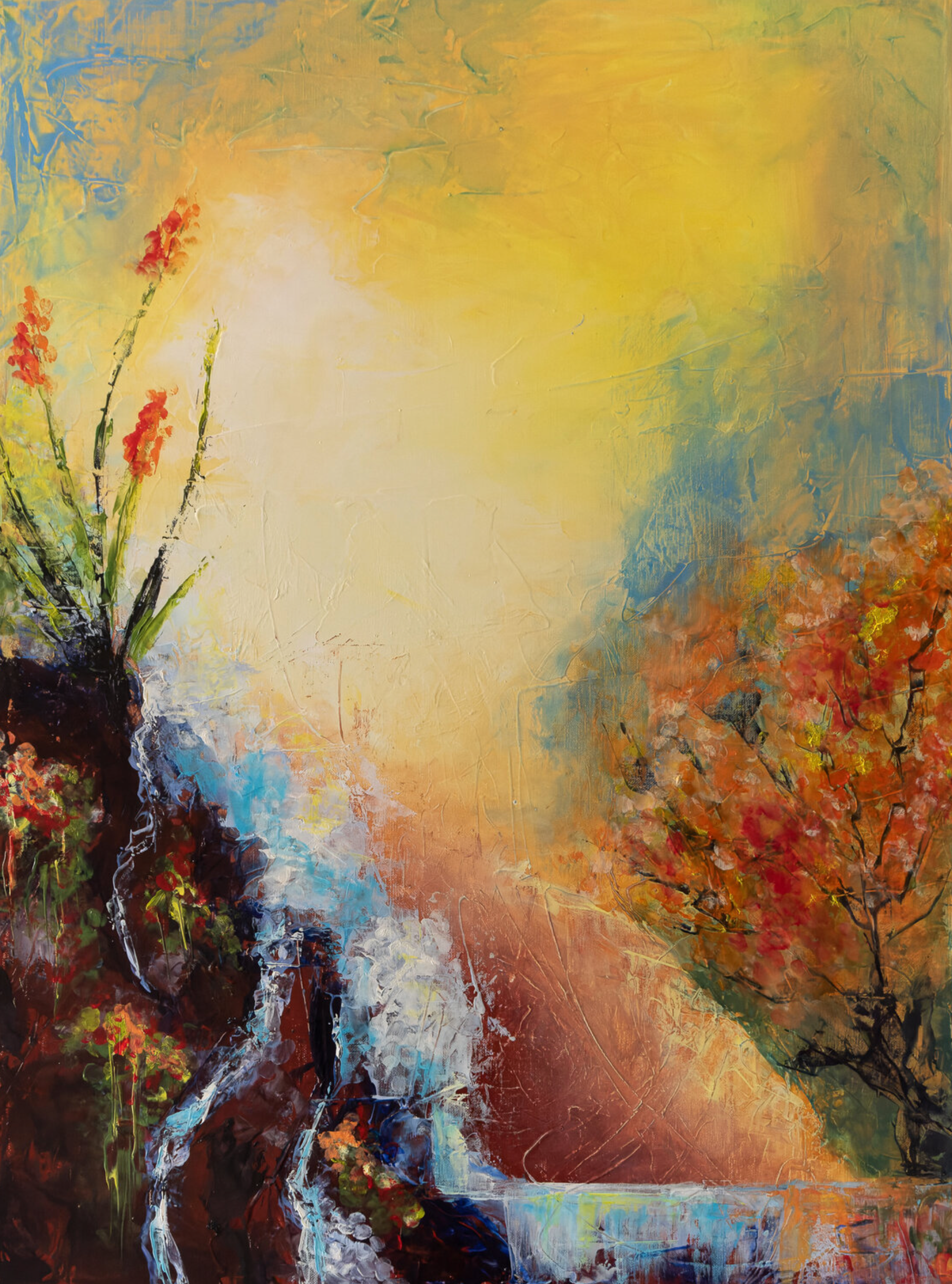 El cuadro abstracto "Lascive" de Françoise Dugourd-Caput representa el paisaje imaginario de una cascada que desciende por una pendiente, acariciando las rocas bordeadas de plantas en flor y a juego con un árbol en flor, desprendiendo una atmósfera de sensualidad.