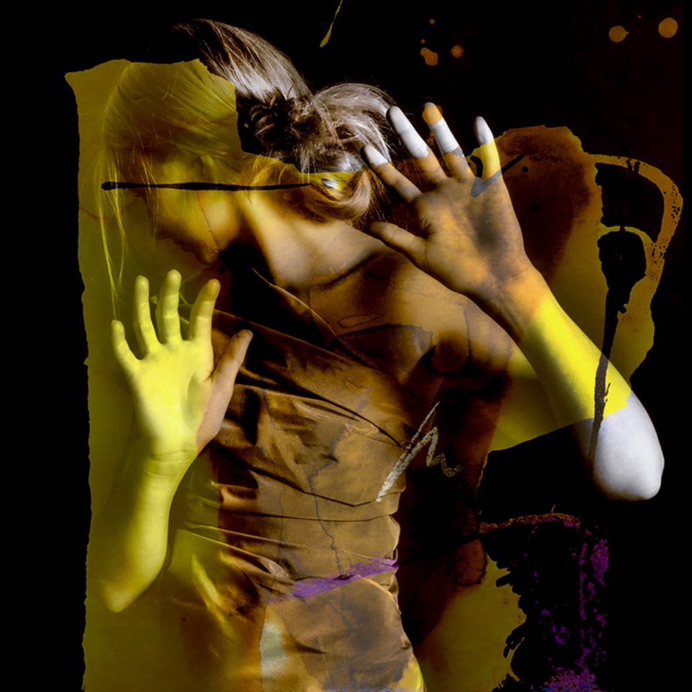 Martina Chardin photographie abstraite Enfant à la vitre avec visage retourné et superposition de jaune