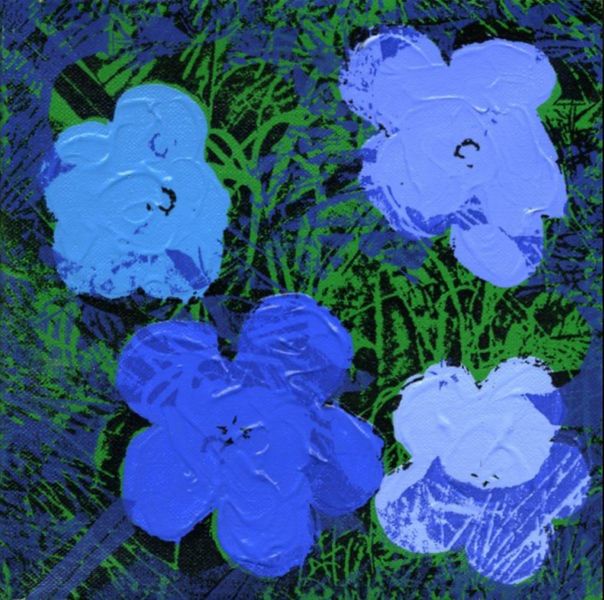 Jürgen Kuhl dipinge in serigrafia fiori blu minimalisti su sfondo verde