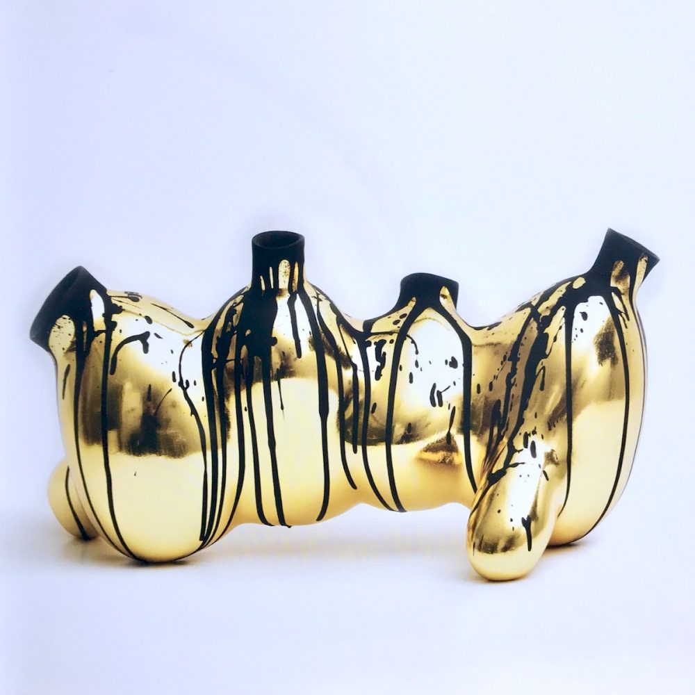 Pe Hagen abstrakte goldene bronze Skulptur Eier mit überquellender schwarzer Farbe