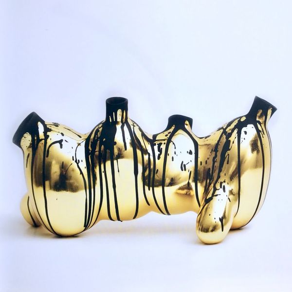 Pe Hagen 抽象的金色铜质雕塑鸡蛋，黑色油漆溢出来