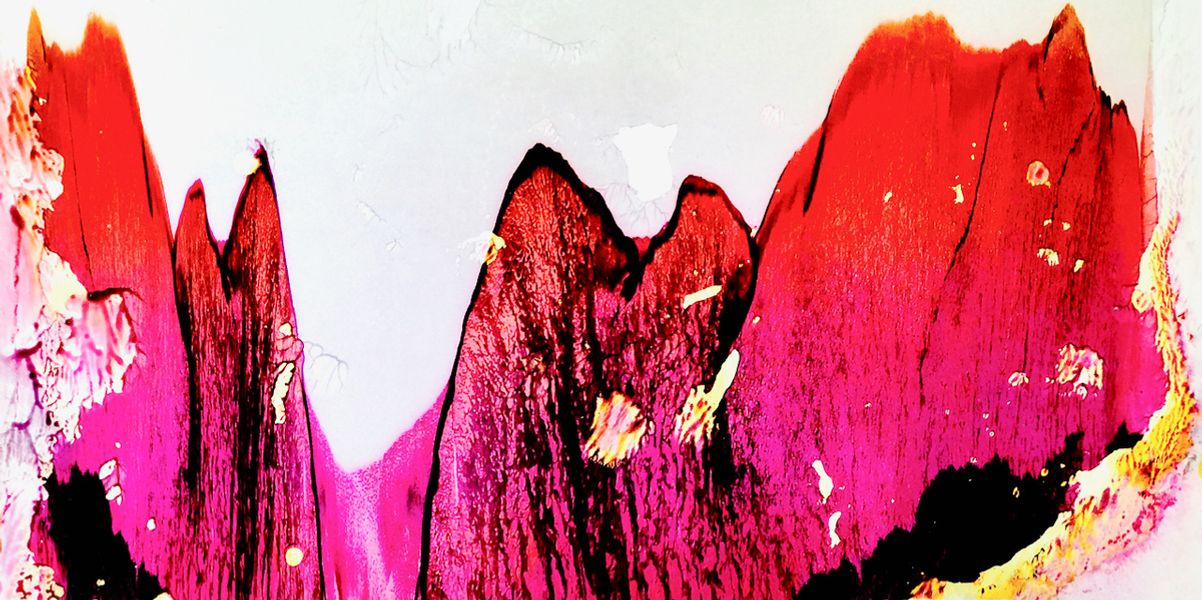 Manfred Vogelsänger abstrakte analog Fotografie rot rosa verlaufene Emulsion auf weißem Hintergrund