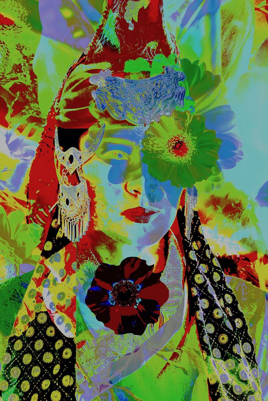 Ute Bruno Collage digitale Ritratto di donna asiatica kazaka Sovrapposizione di fiori colorati solarizzazione
