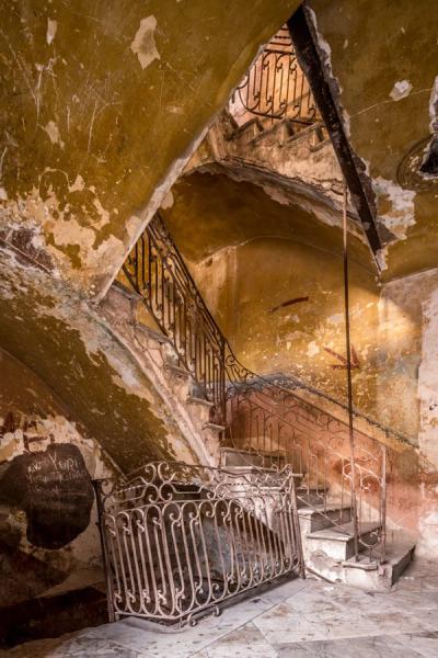 Joe Willems photography lost place old run down staircase