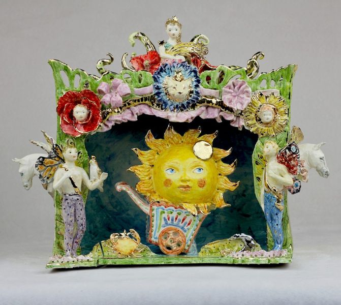 Cecilia Coppola Miniatur Porzellan Theater Sonne mit Gesicht auf Bühne und grüne Pflanzen Dekoration