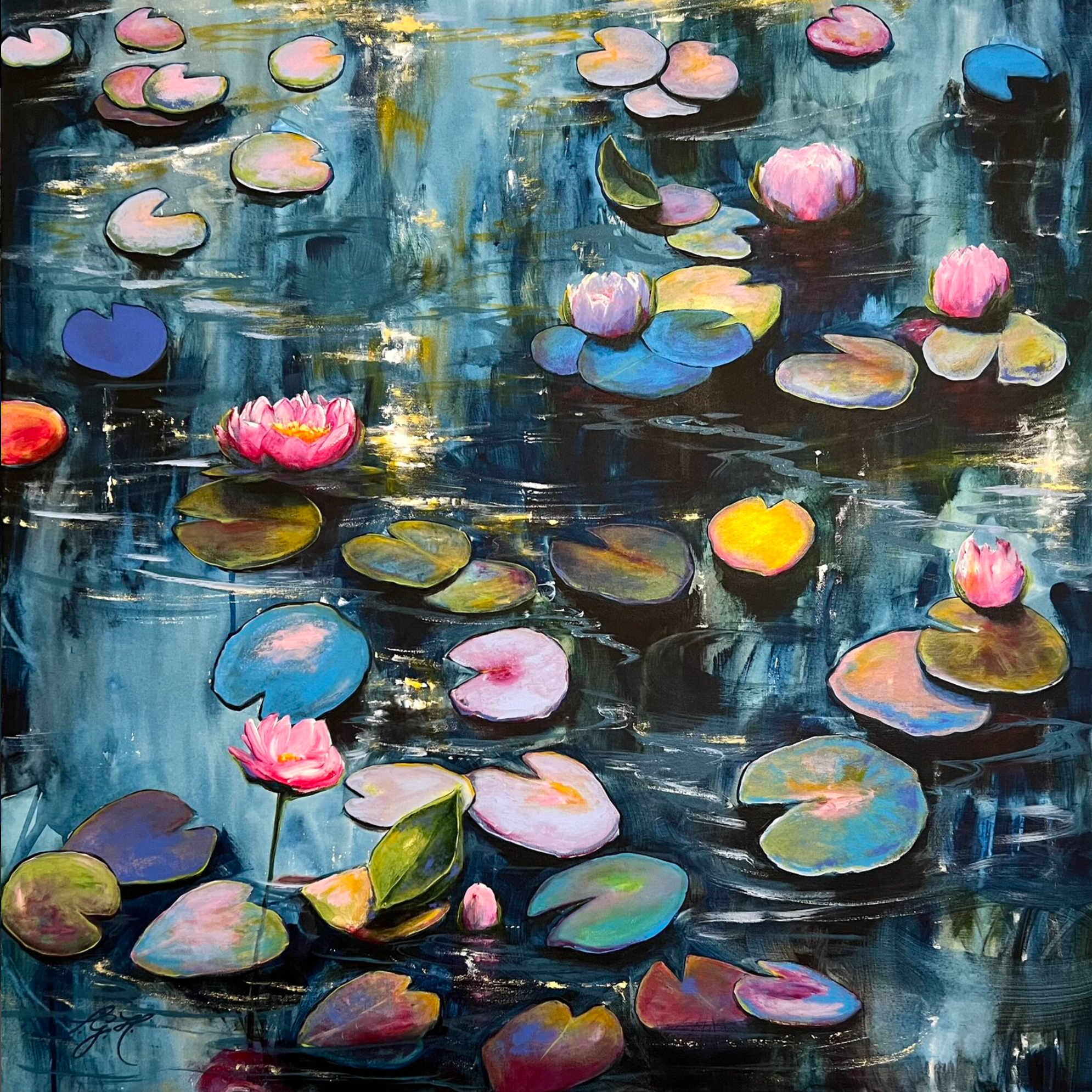 Il dipinto colorato "Happy At The Pond 4" di Sandra Gebhardt-Hoepfner mostra un sole che tramonta lentamente, riflesso di rosa e arancione caldo nell'acqua. I fiori bianchi e rosa si adagiano rilassati sulle foglie sonnolente, colorate e verdi. È così rilassante guardarli e osservare il dolce movimento dell'acqua.