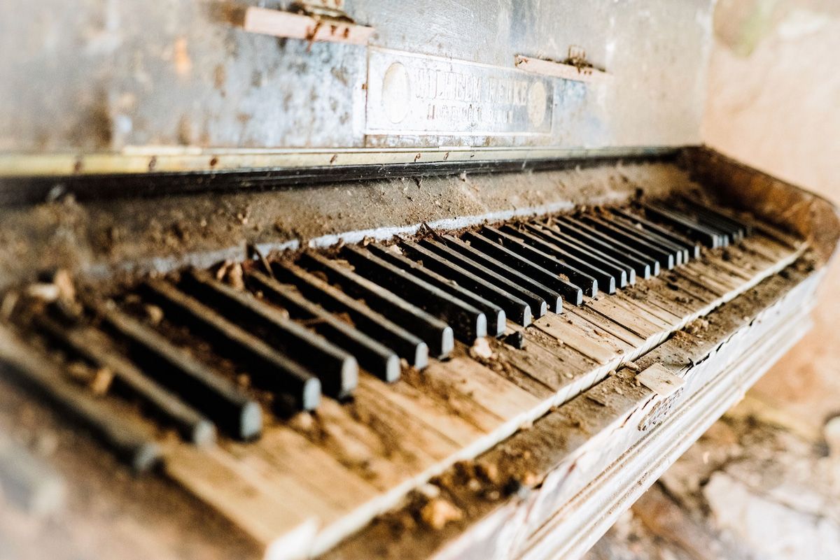 Georgia Ortner Photographie lieu perdu vieux piano poussiéreux