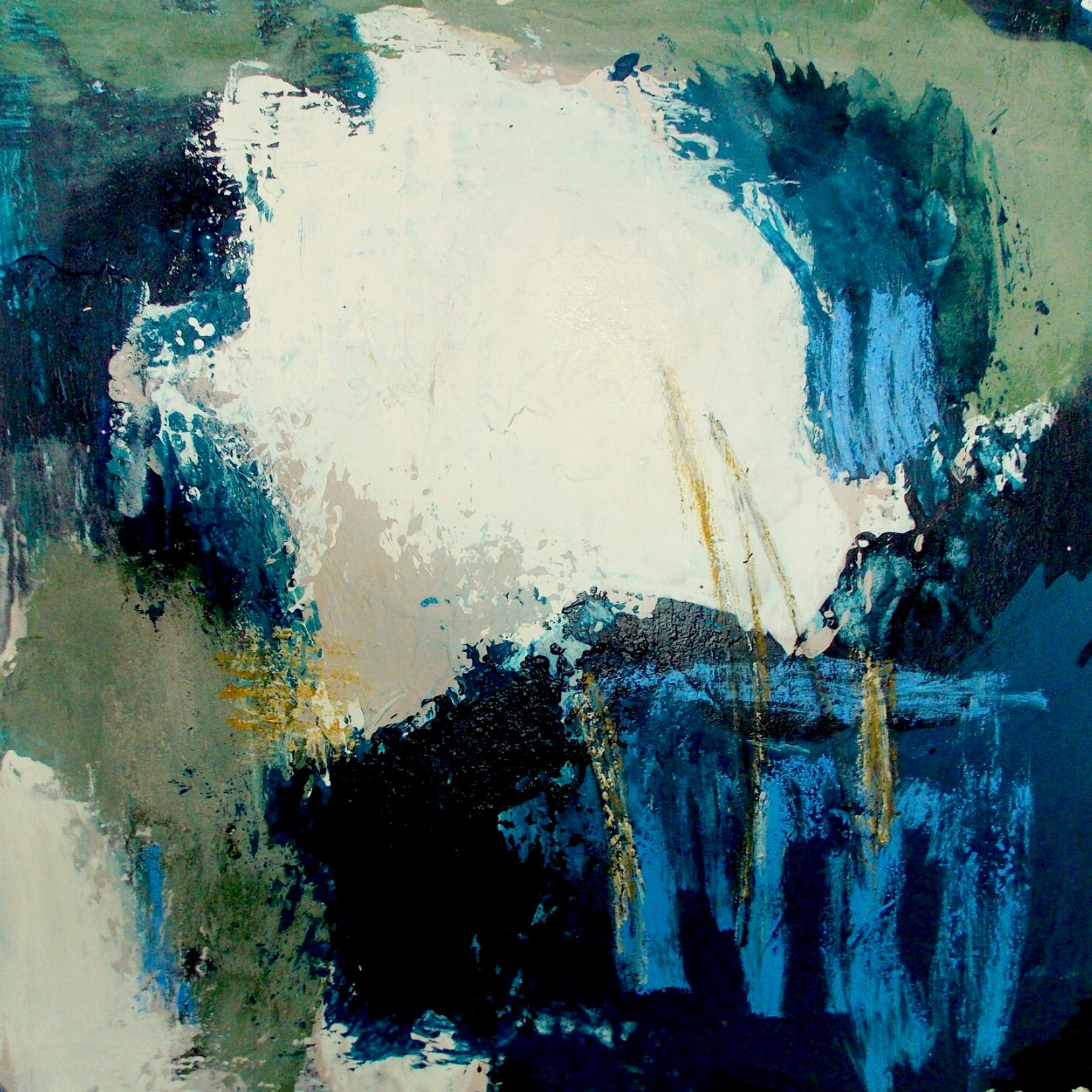 En la pintura expresionista, abstracta y colorista "Fronteras y horizontes" de Christa Haack dominan los colores azul oscuro, verde, rosa viejo y blanco sobre un fondo gris verdoso.