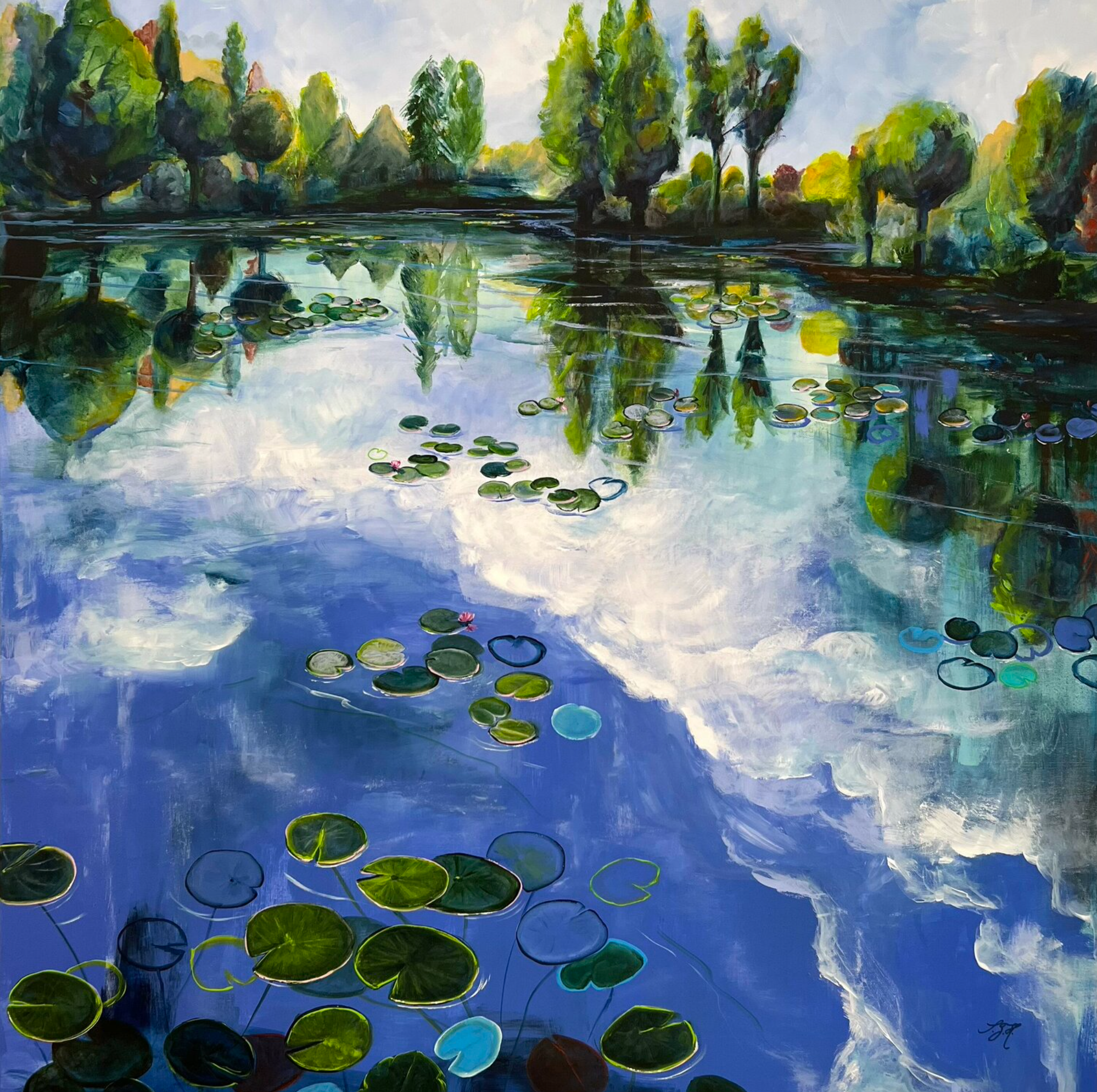 Sandra Gebhardt-Hoepfner的 "睡莲池塘1 "彩色画作展示了一个睡莲池塘和相邻的森林，看着池塘，看着绿色沉睡的树叶与粉红色的睡莲不慌不忙的活动，是那么的宁静和放松。蓝天与白云的倒影。这里的颜色是普鲁士蓝、白色、绿色、米色、粉红色、粉红色和皇家蓝。如果你把图片转180度，如果你仔细观察并发挥你的想象力，你会看到一个女人躺在她的肚子上。