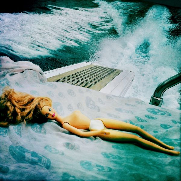 Delia Dickmann Fotografie nackte Barbie im Wasser Swimmingpool