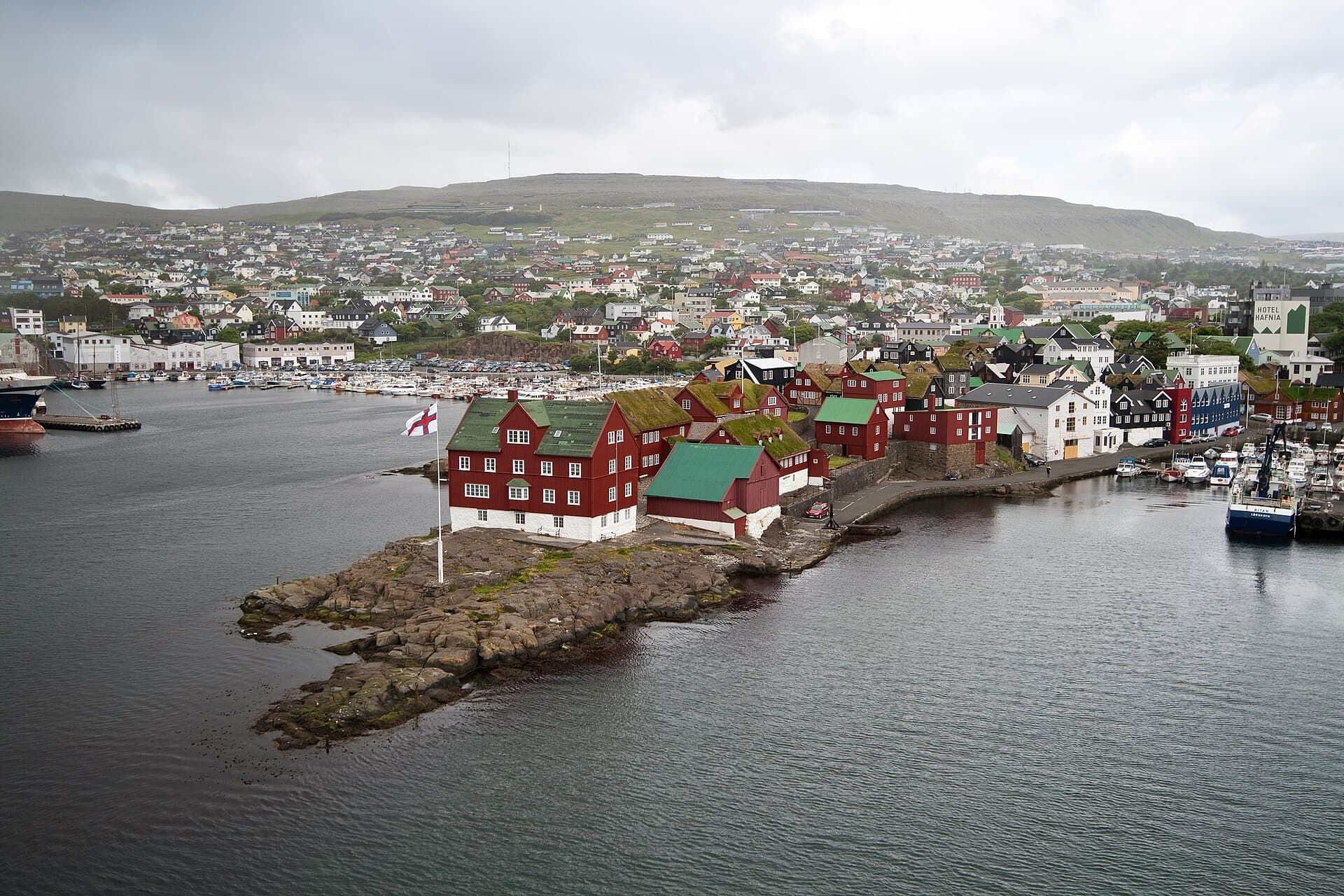 Tórshavn’da Tinganes yarımadasının kırmızı hükümet binaları