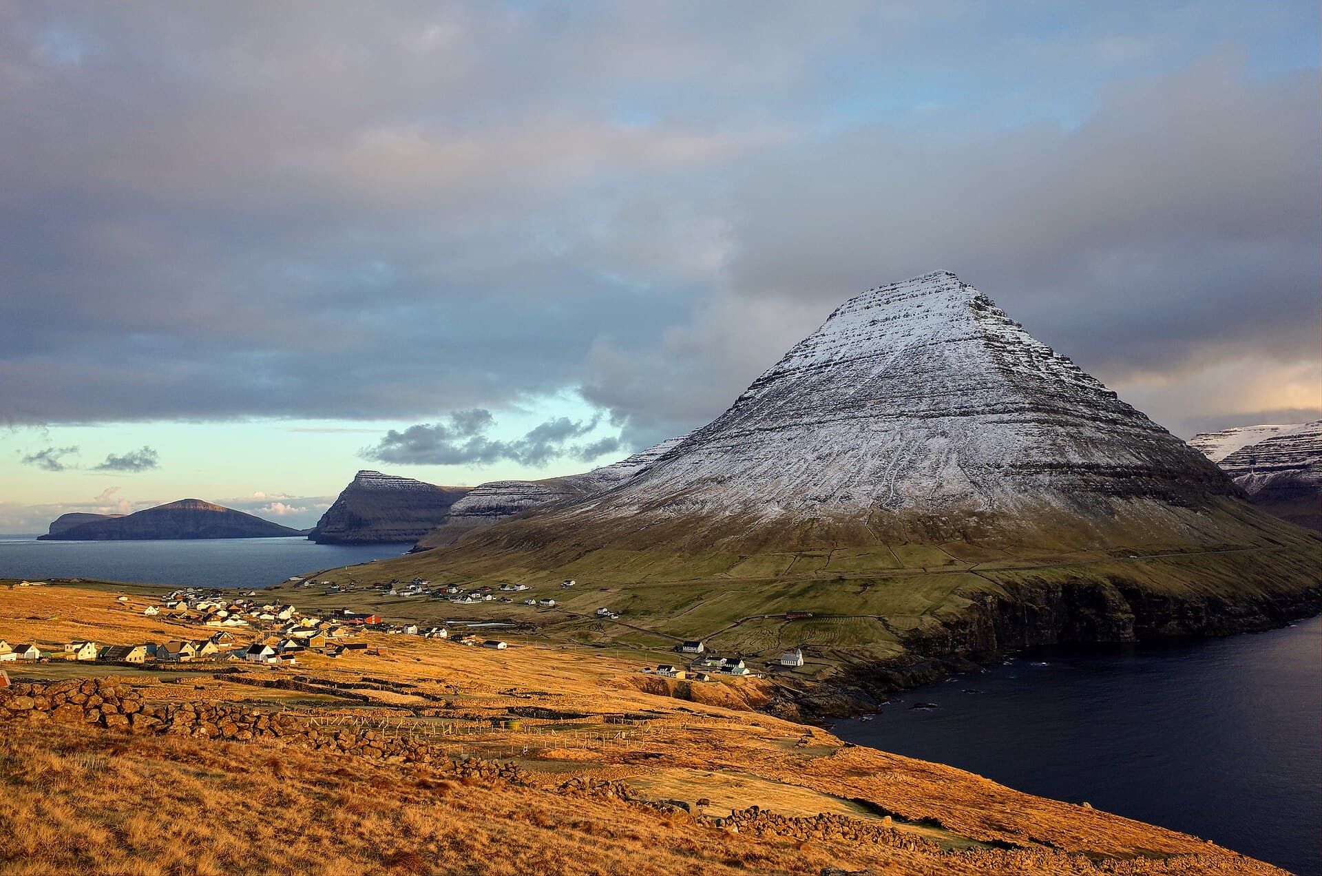 Viðareiði’de karlı zirve ve gün batımı