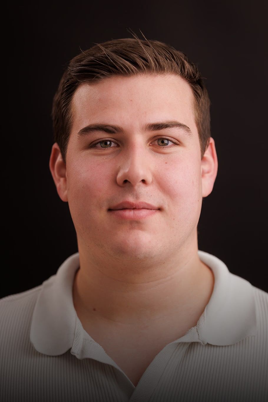 Luca Schaffner, Mitgründer von Goalminded, vor dunklem Hintergrund.
