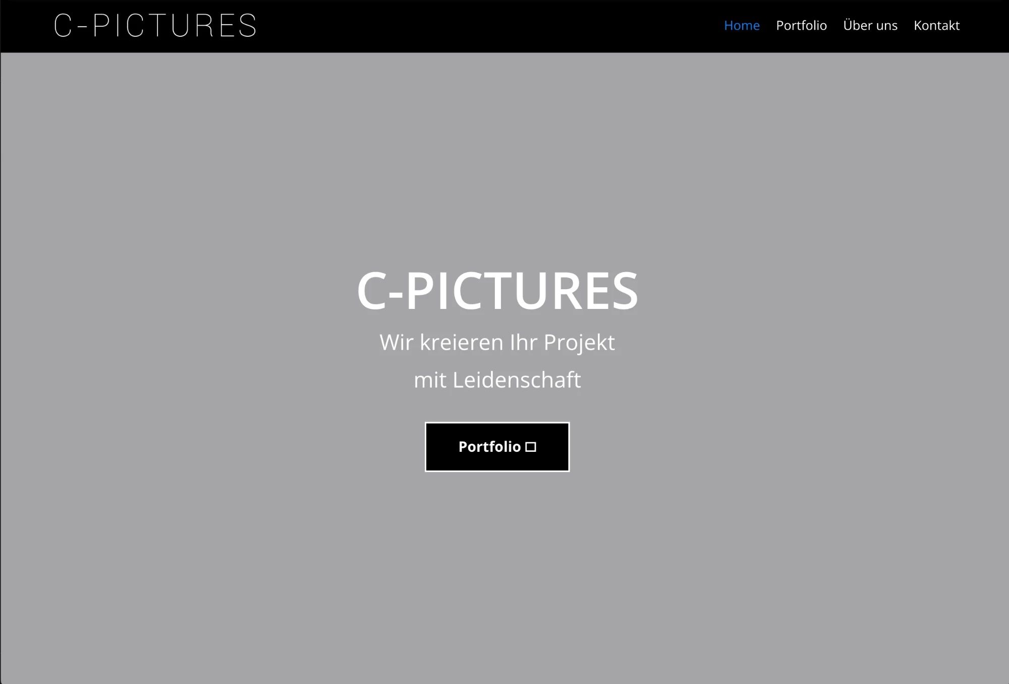 Alte WordPress-Startseite: grauer Hintergrund, Firmenname, ein Satz über Leidenschaft, ein Button zum Portfolio