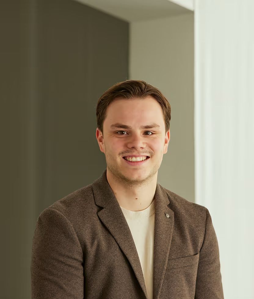Pascal Dietz, Mitinhaber von S&D Immobilienmanagement, im Treppenhaus einer Liegenschaft.