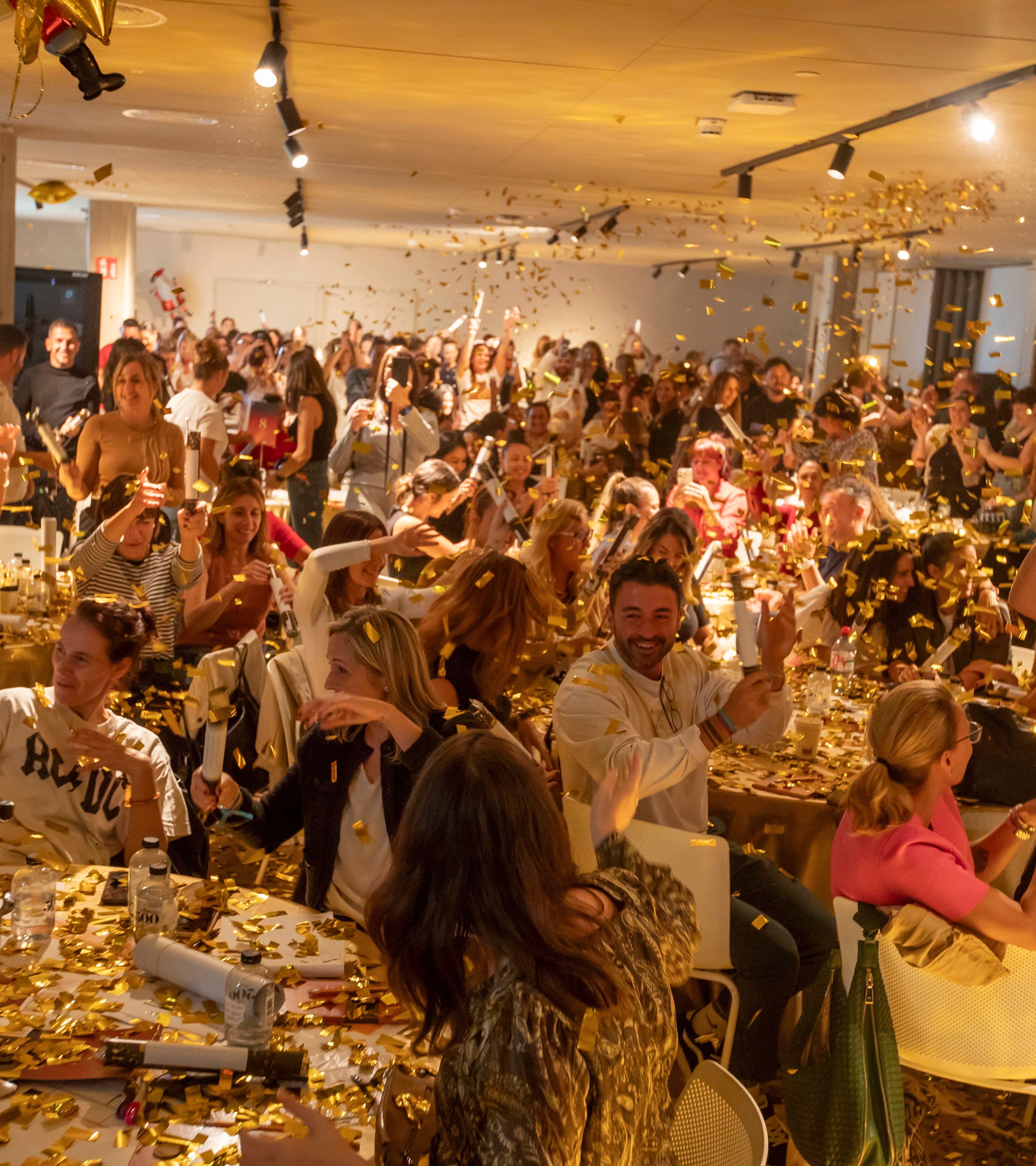 grupo de colegas com confettis