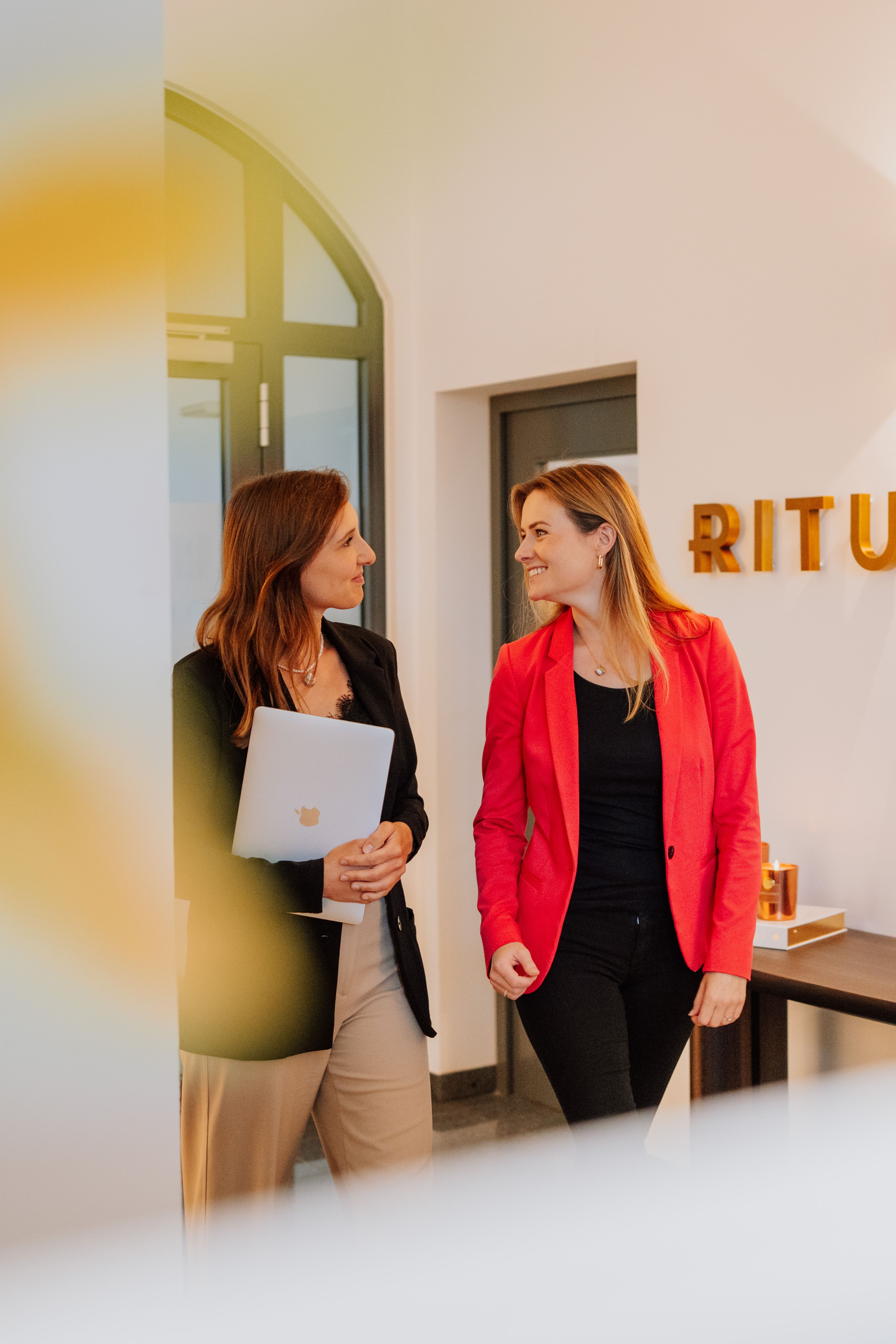 Employés marchant au bureau