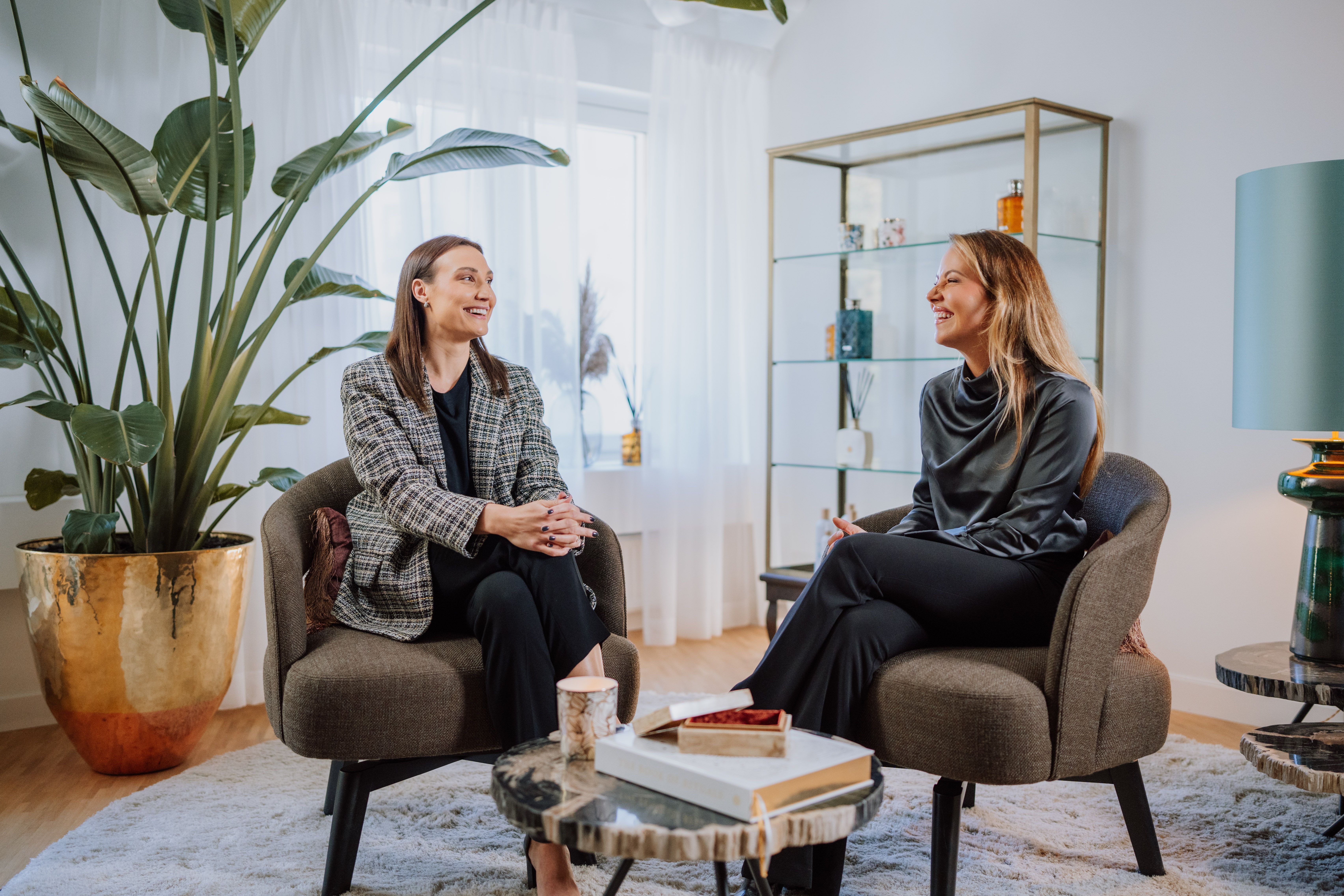 To ansatte diskuterer karriereutviklingen sin i Rituals