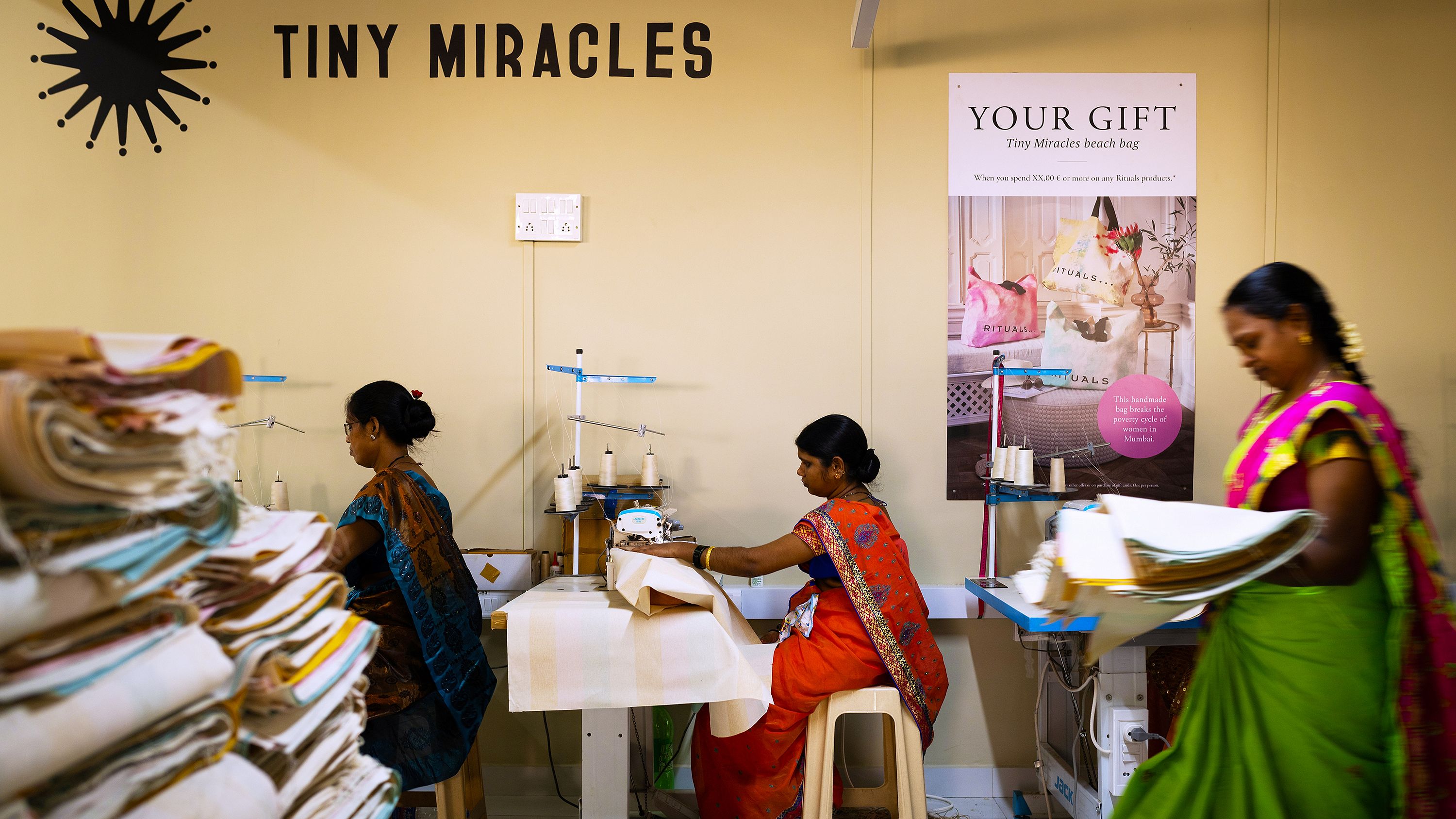Rituals tassen die genaaid worden in atelier in India