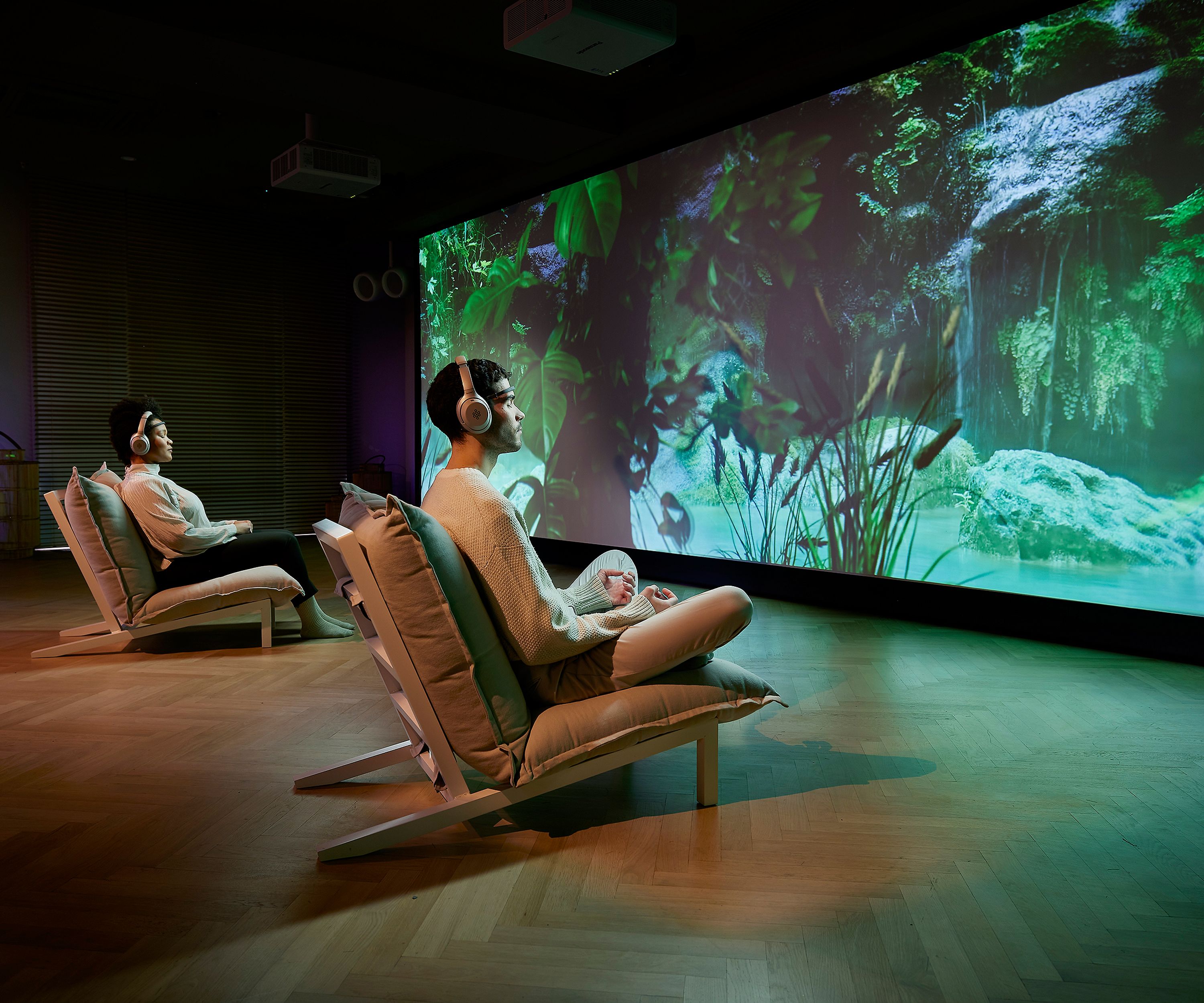Osoba relaksująca się w Mind Oasis