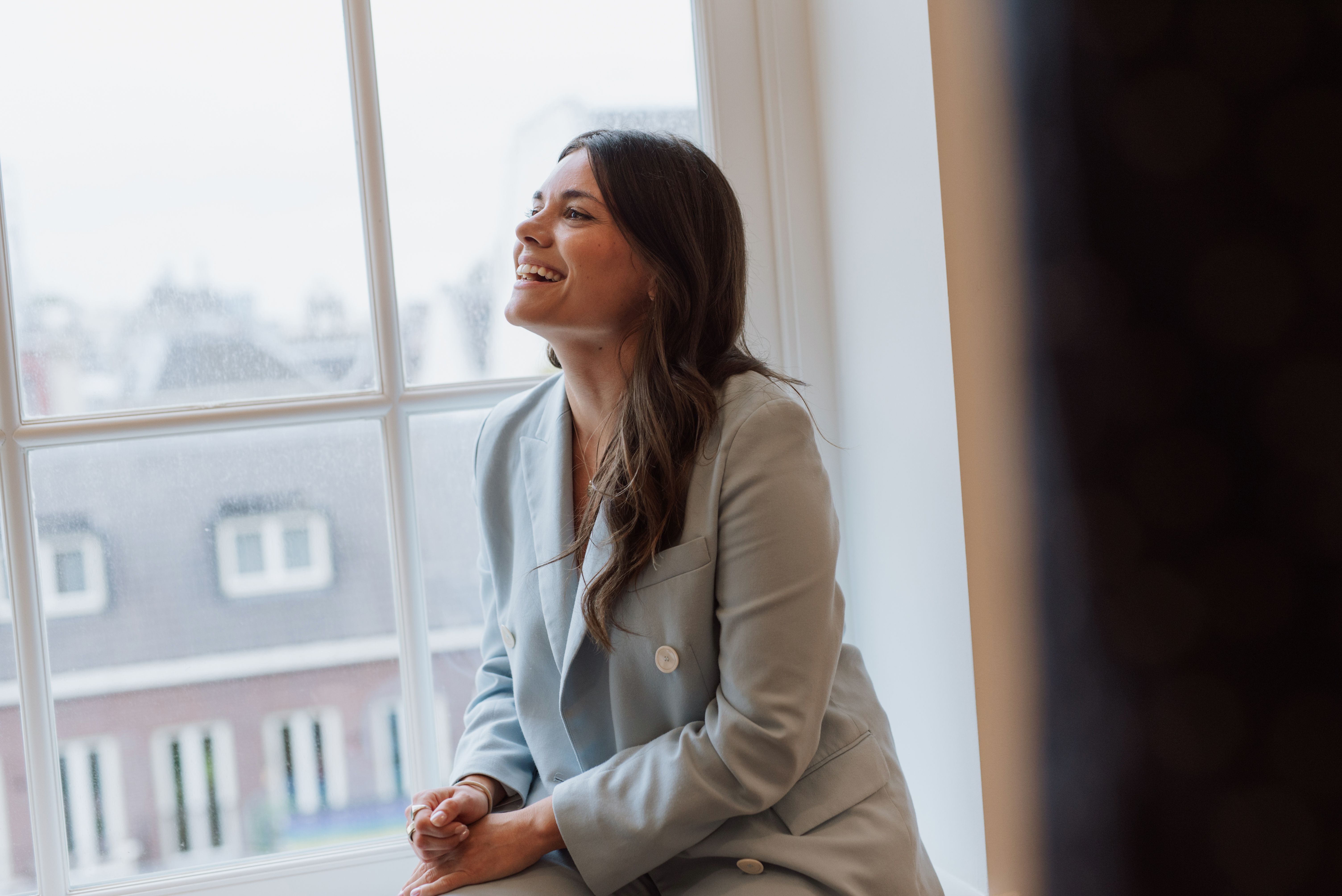 Employé regardant dehors