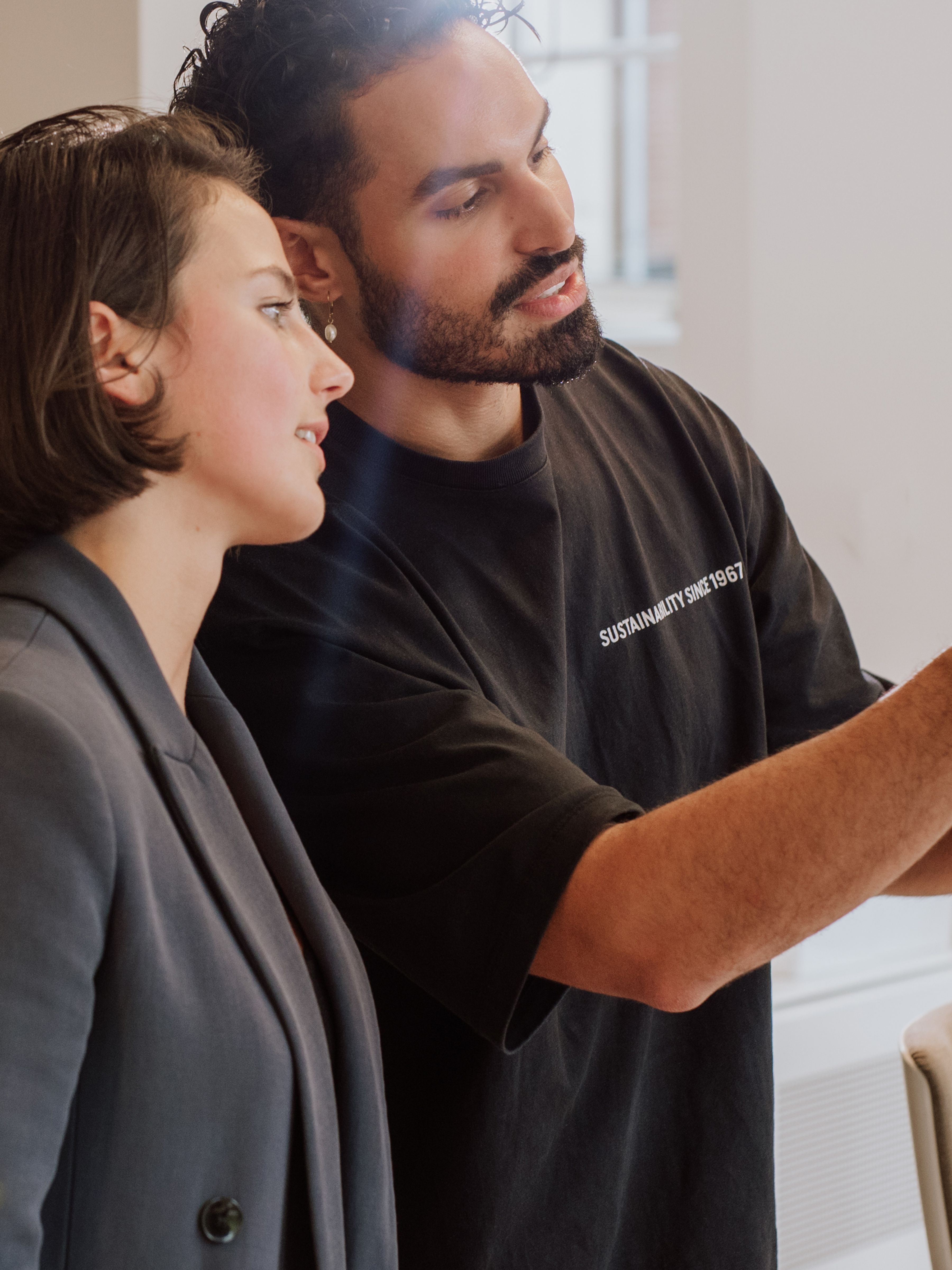 Rayan met zijn collega van innovatie