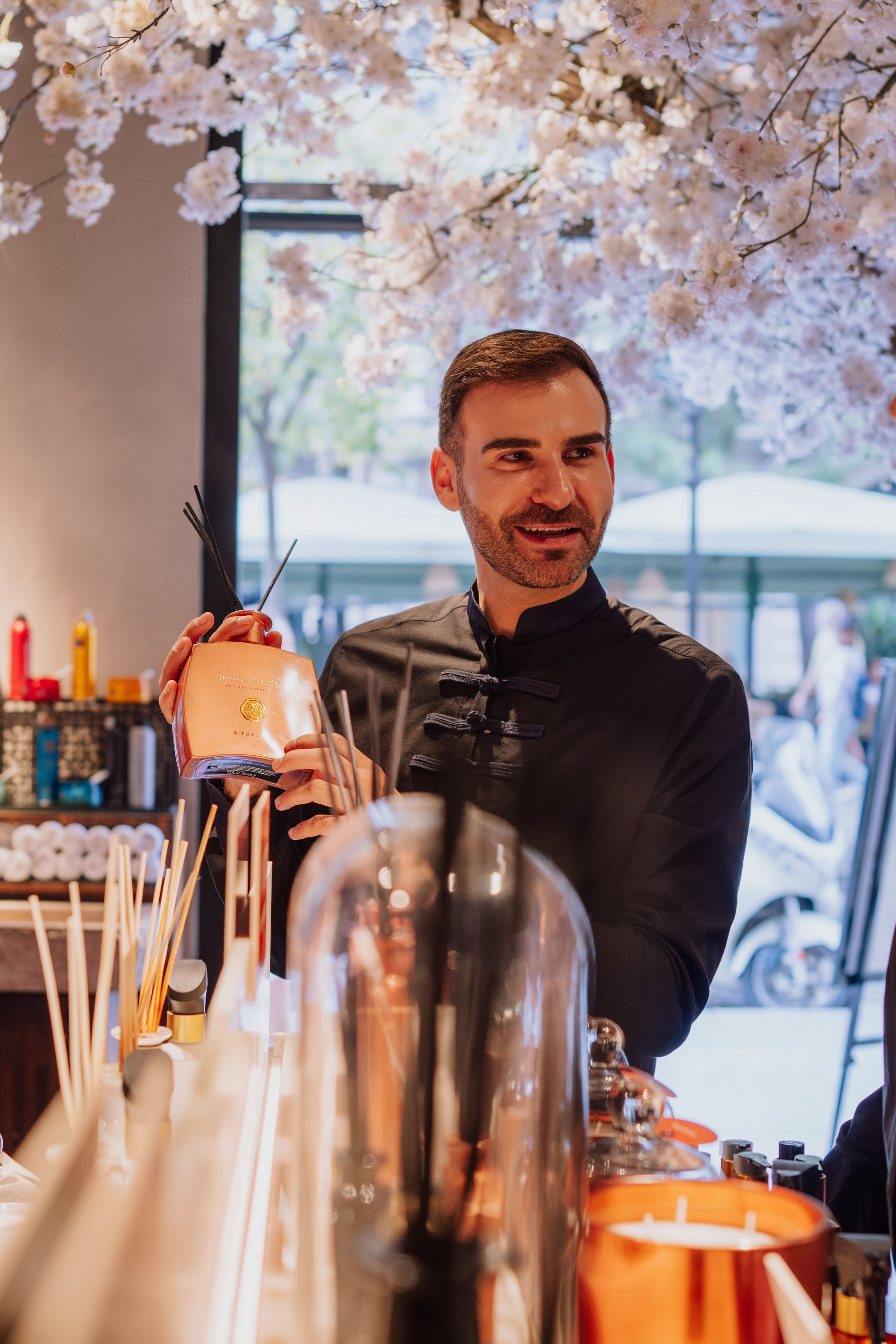 Employé montrant des bâtons de parfum