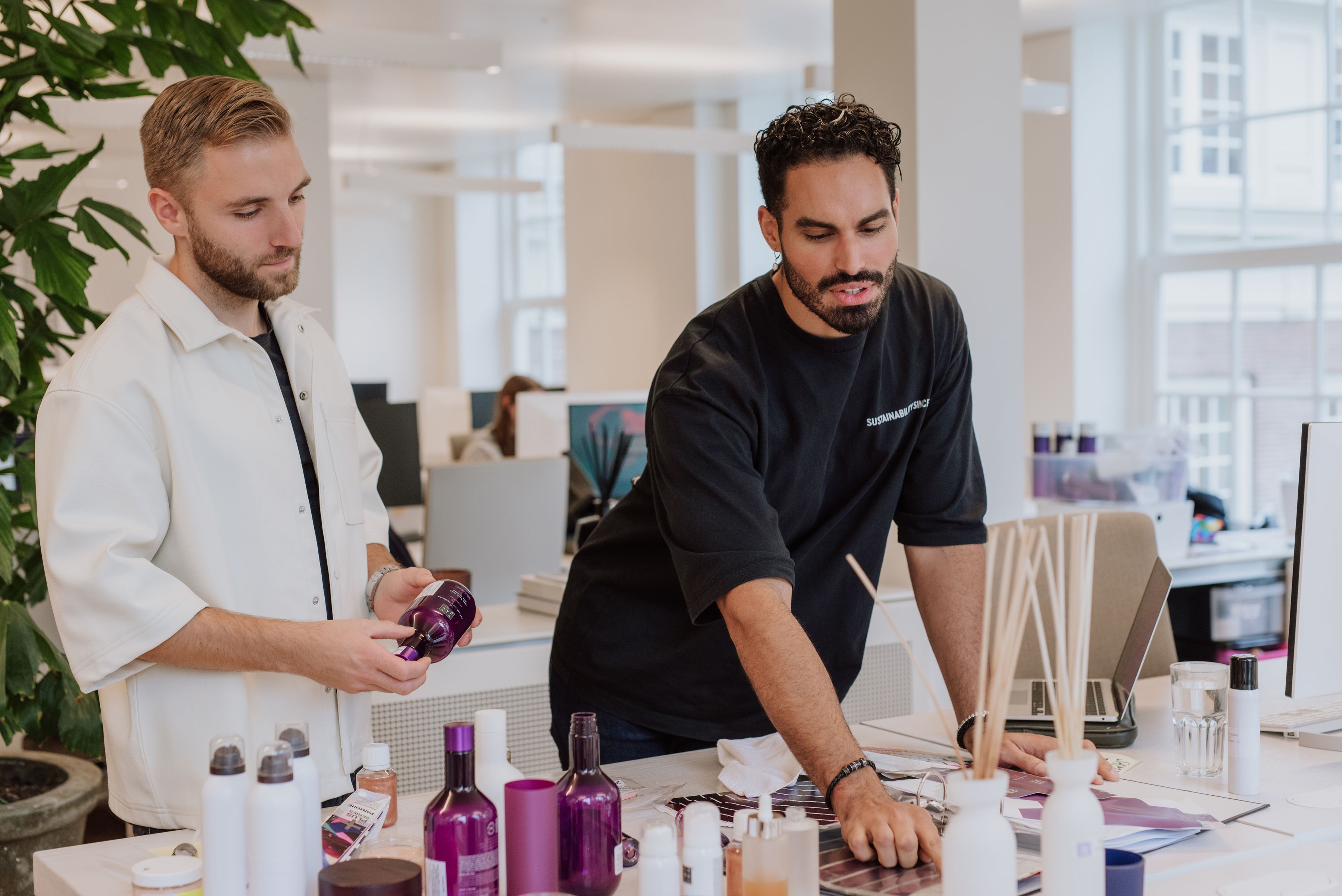 Rayan en zijn collega van innovatie aan het werk.