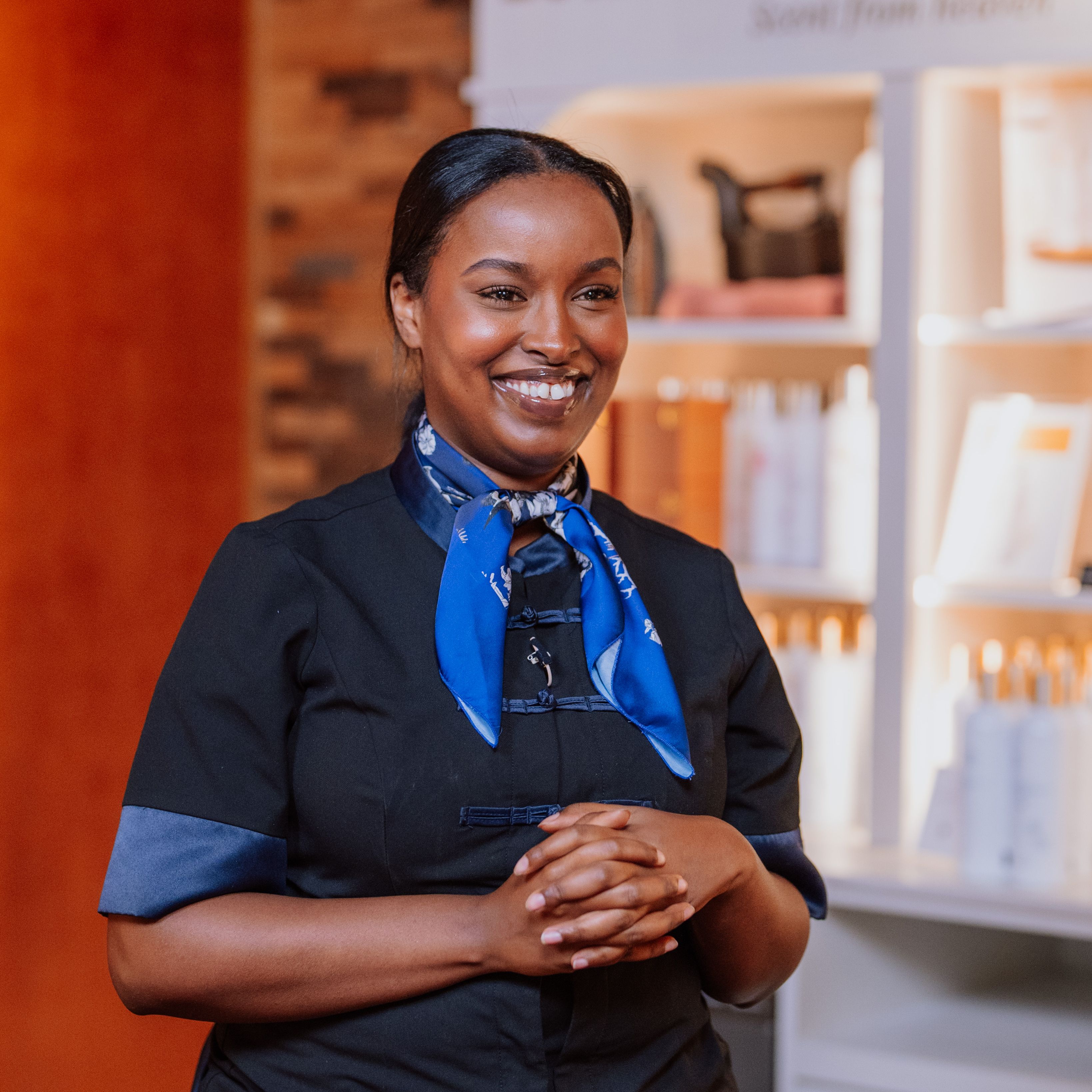 Assistent shopmanager met werknemer