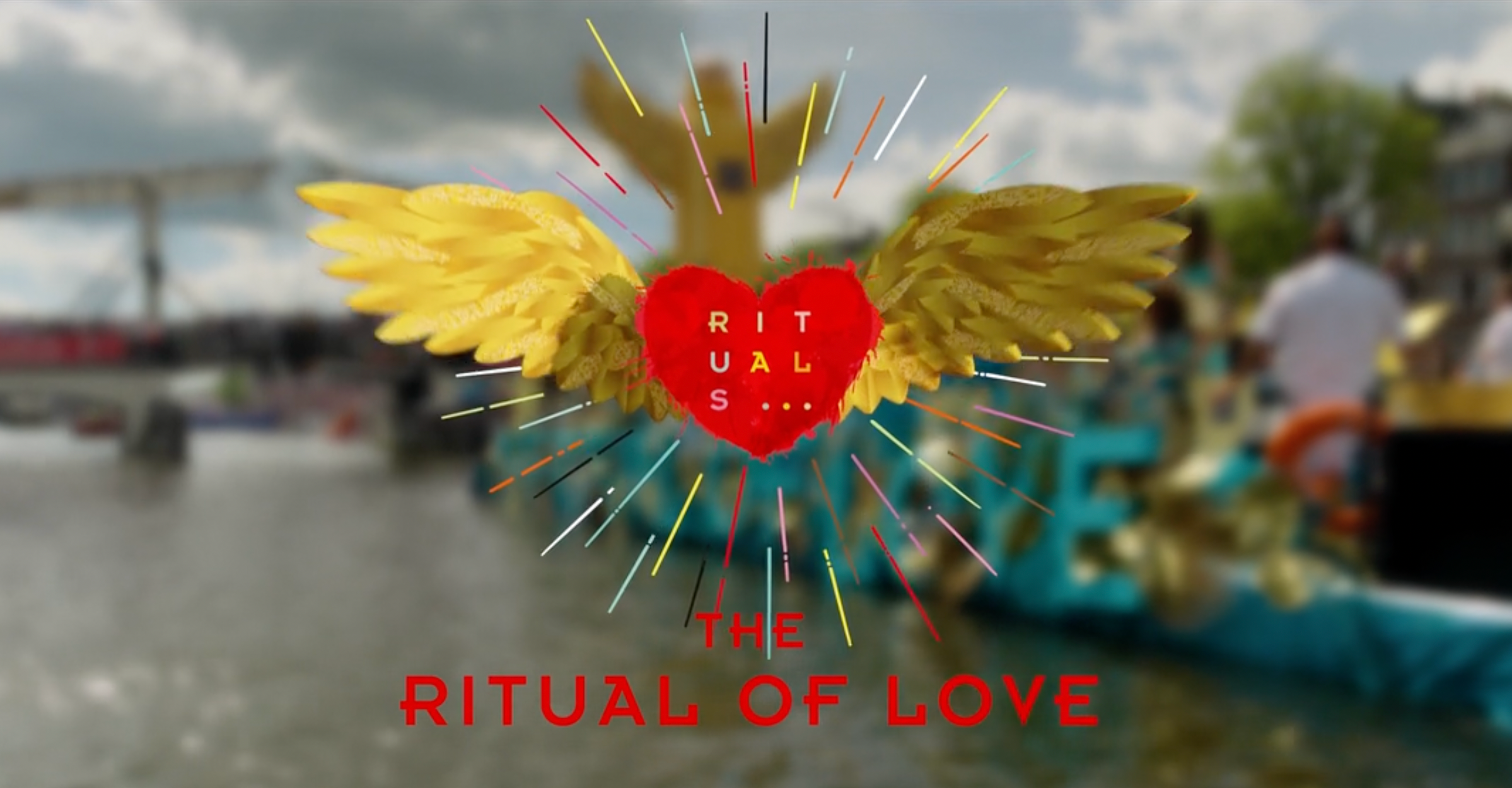 Barcă Pride cu angajați pe canalele din Amsterdam