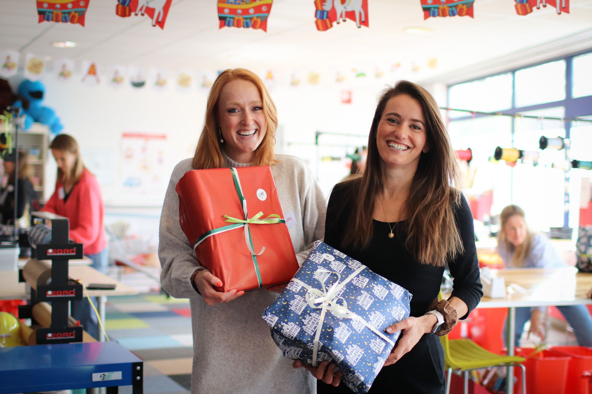  Collègue RH emballant un cadeau