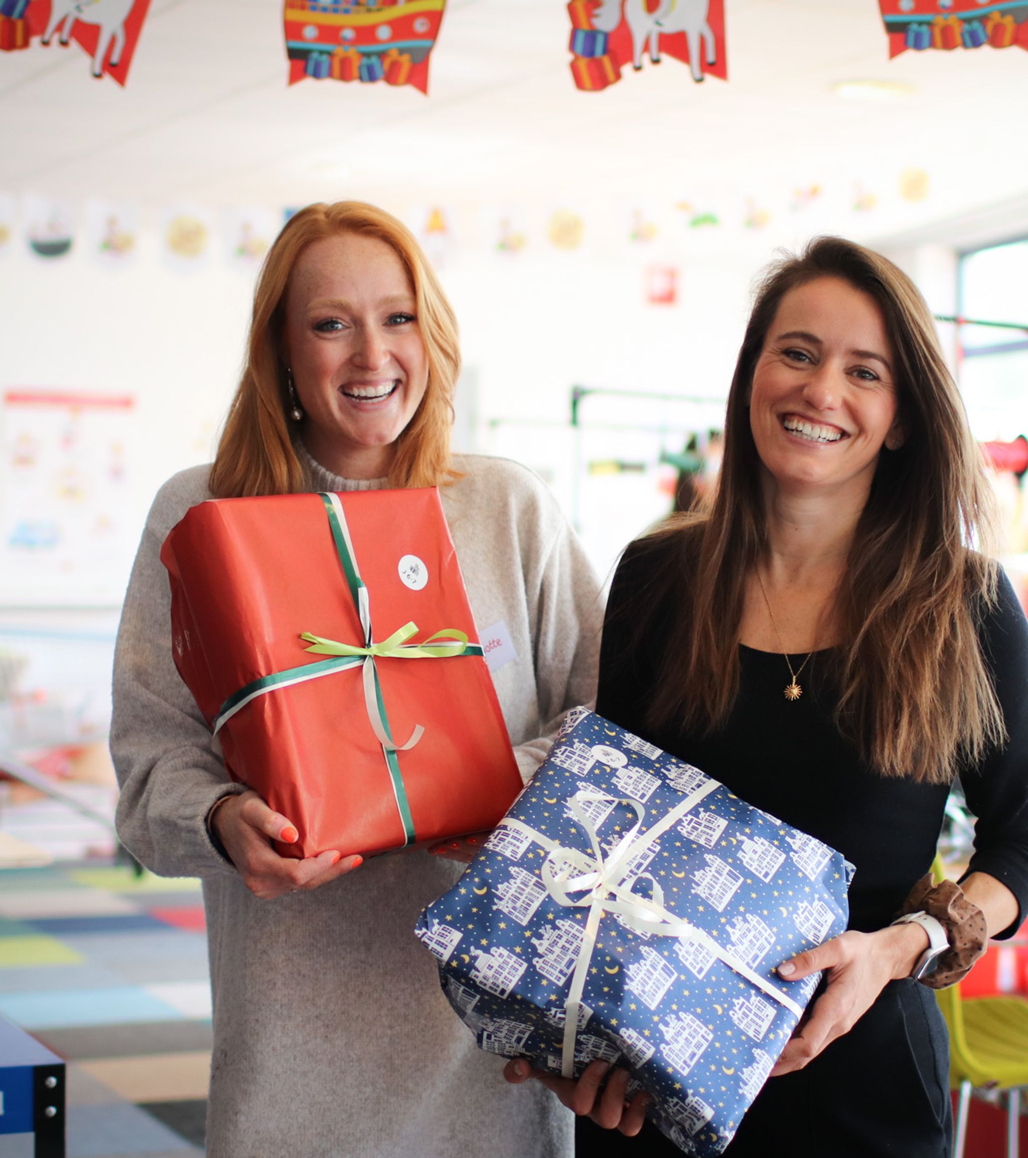 Collègue RH emballant un cadeau